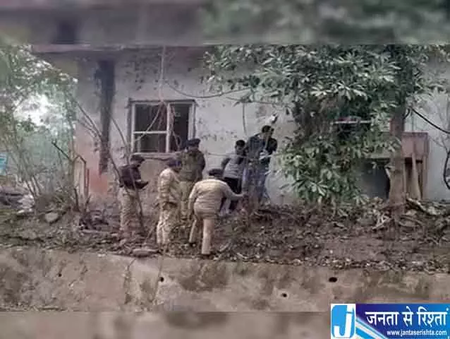 नालागढ़ में लड़ाई की जांच के दौरान मिली ग्रेनेड जैसी संदिग्ध वस्तु नालागढ़ में लड़ाई की जांच के दौरान मिली ग्रेनेड जैसी संदिग्ध वस्तु