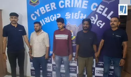 शेयर मार्केट में मोटे मुनाफे का झांसा देकर 1.10 करोड़ की ठगी, 3 आरोपी गिरफ्तार शेयर मार्केट में मोटे मुनाफे का झांसा देकर 1.10 करोड़ की ठगी, 3 आरोपी गिरफ्तार
