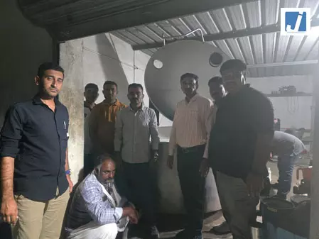 मिलावटी दूध का बड़ा खुलासा! 1,200 लीटर संदिग्ध दूध, 75 किलो घी और पाउडर नष्ट मिलावटी दूध का बड़ा खुलासा! 1,200 लीटर संदिग्ध दूध, 75 किलो घी और पाउडर नष्ट