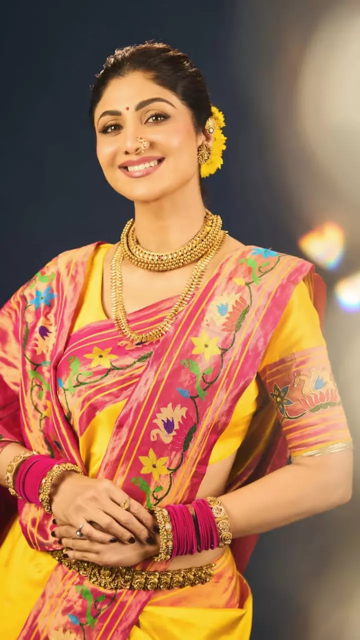 नथ और गजरे में बेहद क्यूट लगीं शिल्पा शेट्टी नथ और गजरे में बेहद क्यूट लगीं शिल्पा शेट्टी