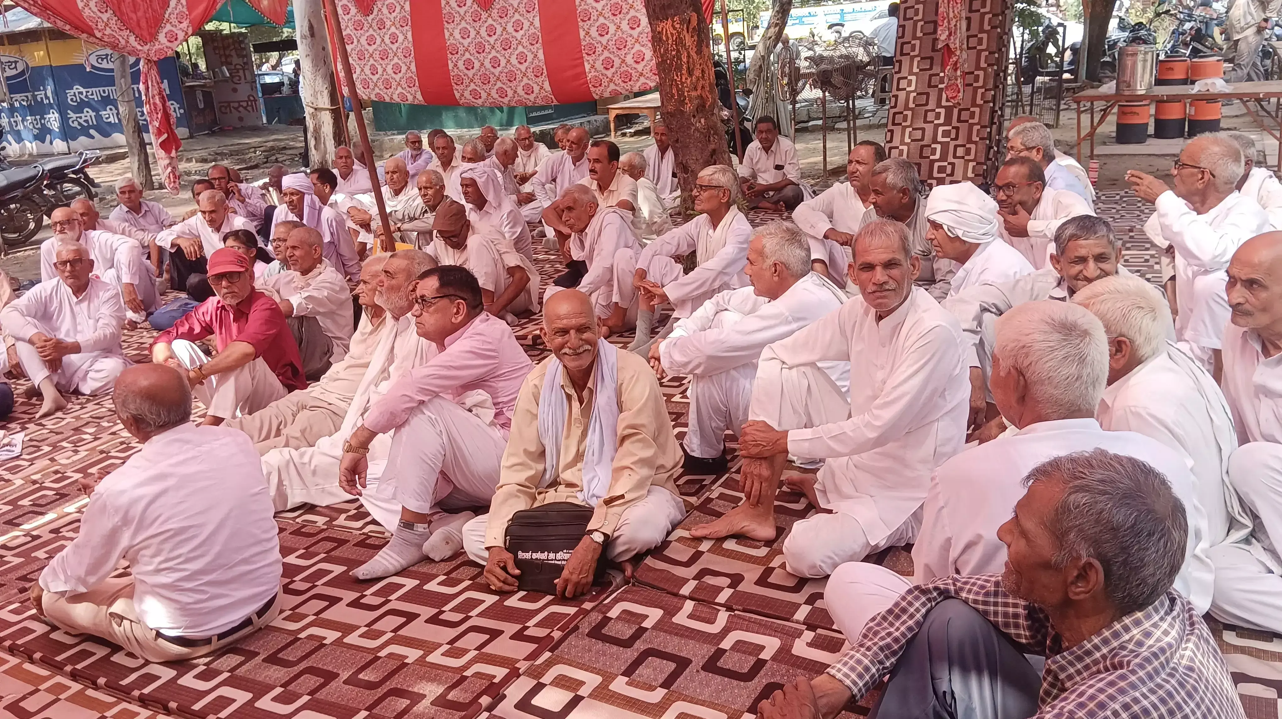 जींद में मांगों के समर्थन में रिटायर्ड कर्मचारियों ने डाला पड़ाव जींद में मांगों के समर्थन में रिटायर्ड कर्मचारियों ने डाला पड़ाव