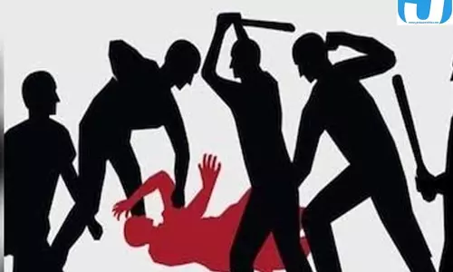 घर में घुसने के आरोप पर युवक को भीड़ ने पीटा, मौत के बाद मचा हड़कंप घर में घुसने के आरोप पर युवक को भीड़ ने पीटा, मौत के बाद मचा हड़कंप