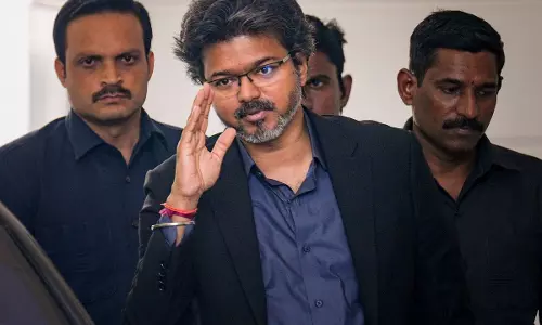 तमिलनाडु के बाद दूसरे राज्यों में TVK की चर्चा, बंगाल में खुले दफ्तर से पार्टी ने बनाई दूरी तमिलनाडु के बाद दूसरे राज्यों में TVK की चर्चा, बंगाल में खुले दफ्तर से पार्टी ने बनाई दूरी