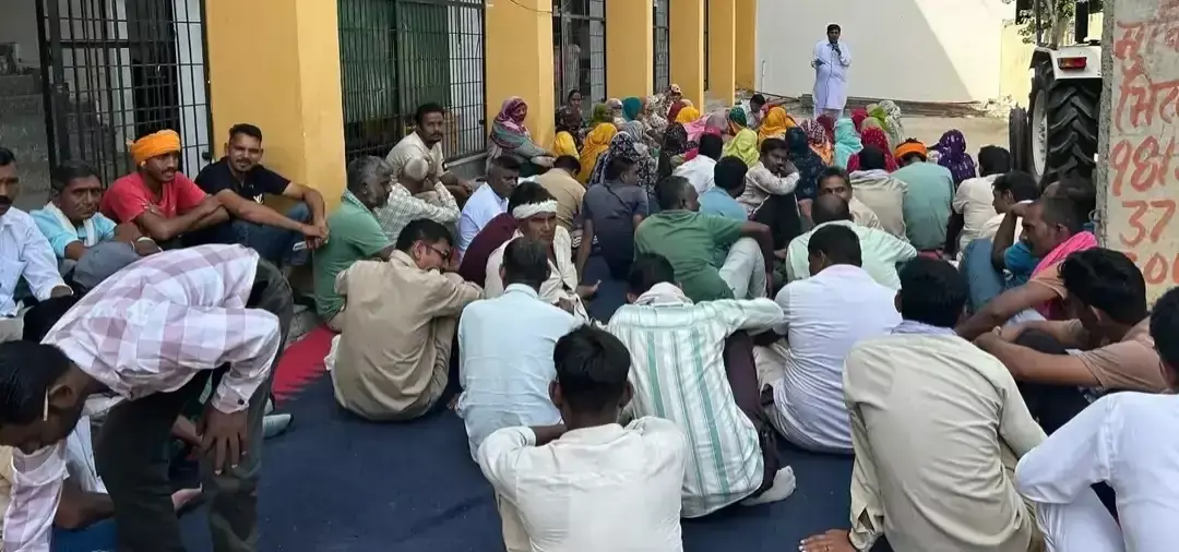 सफाई कर्मचारियों ने वेतन की मांग को लेकर हांसी नगर परिषद में दिया धरना सफाई कर्मचारियों ने वेतन की मांग को लेकर हांसी नगर परिषद में दिया धरना
