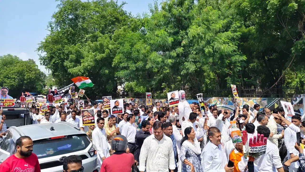 अजमेर में प्रदर्शन के दौरान बैरिकेड्स पर चढ़े कांग्रेस कार्यकर्ता