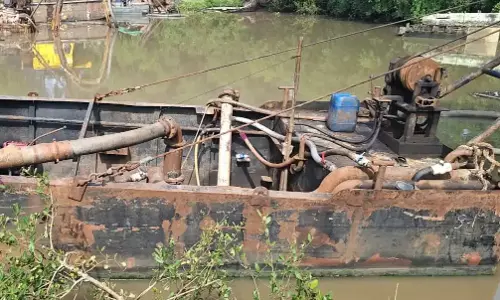 भिवंडी खाड़ी में रेत माफिया के उपकरण जब्त, 3.60 करोड़ का सामान भिवंडी खाड़ी में रेत माफिया के उपकरण जब्त, 3.60 करोड़ का सामान
