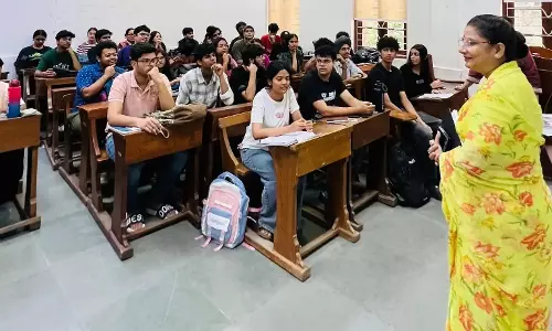 दिल्ली महिला आयोग अध्यक्ष ने छात्राओं से साझा किया संवाद दिल्ली महिला आयोग अध्यक्ष ने छात्राओं से साझा किया संवाद