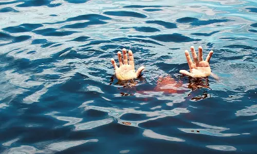 स्वर्ण नदी में तैरते समय दो युवकों की डूबने से मौत, दोस्तों के साथ पहुंचे थे हरमुंडे स्वर्ण नदी में तैरते समय दो युवकों की डूबने से मौत, दोस्तों के साथ पहुंचे थे हरमुंडे