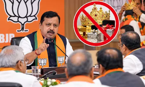 महंगे गिफ्ट और सोने-चांदी के मुकुट न लें, BJP अध्यक्ष नितिन नबीन की नेताओं को नसीहत महंगे गिफ्ट और सोने-चांदी के मुकुट न लें, BJP अध्यक्ष नितिन नबीन की नेताओं को नसीहत