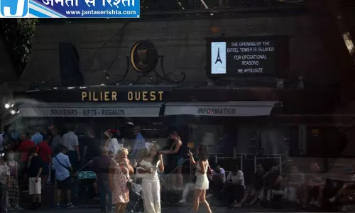 महिला कर्मचारियों को बाहर करने पर एफिल टॉवर प्रमुख का इस्तीफा