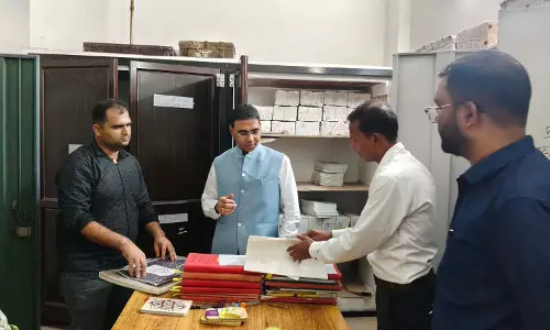 कलेक्टर ने स्ट्रांग रूम एवं अन्य कार्यालयों का किया निरीक्षण