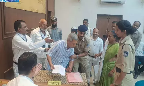 जनसुनवाई में वृद्ध का हंगामा, सुरक्षाकर्मियों ने बाहर निकाला, पुरानी शिकायत का हल नहीं होने से नाराज जनसुनवाई में वृद्ध का हंगामा, सुरक्षाकर्मियों ने बाहर निकाला, पुरानी शिकायत का हल नहीं होने से नाराज