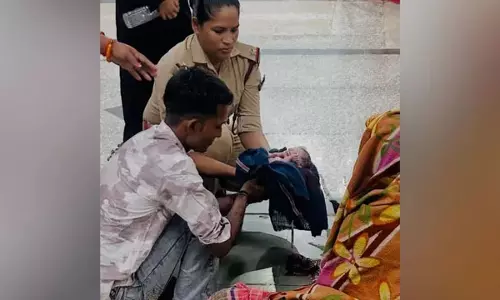 प्रयागराज जंक्शन पर गर्भवती महिला ने प्लेटफॉर्म पर दिया बच्ची को जन्म, RPF ने पहुंचाई मदद प्रयागराज जंक्शन पर गर्भवती महिला ने प्लेटफॉर्म पर दिया बच्ची को जन्म, RPF ने पहुंचाई मदद