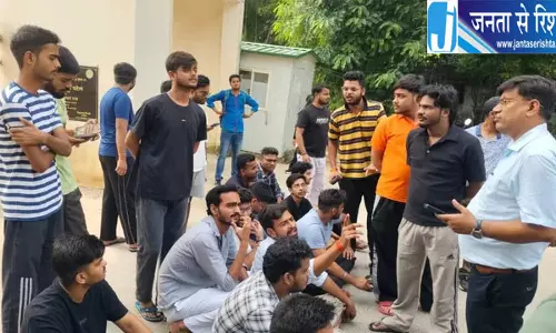 लखनऊ विश्वविद्यालय के हॉस्टलों में खराब भोजन को लेकर छात्रों का प्रदर्शन लखनऊ विश्वविद्यालय के हॉस्टलों में खराब भोजन को लेकर छात्रों का प्रदर्शन