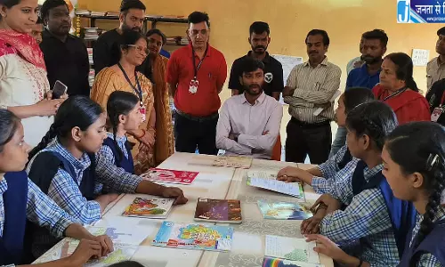 इंदौर के सरकारी स्कूलों में शुरू हुई RRR लाइब्रेरी, पढ़ाई के साथ रीयूज़ और संसाधन बचाने पर जोर