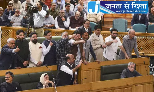 जम्मू-कश्मीर विधायकों ने नौकरशाहों को घेरा जम्मू-कश्मीर विधायकों ने नौकरशाहों को घेरा