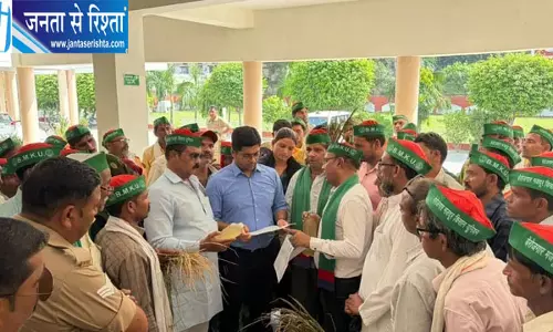 काली नदी किनारे फैक्ट्रियों के प्रदूषण से फसलें बर्बाद होने का आरोप, किसानों ने किया प्रदर्शन काली नदी किनारे फैक्ट्रियों के प्रदूषण से फसलें बर्बाद होने का आरोप, किसानों ने किया प्रदर्शन