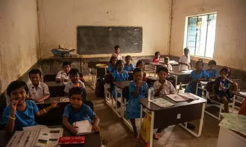 Jajpur स्कूलों में संसाधनों की कमी से जूझते छात्र Jajpur स्कूलों में संसाधनों की कमी से जूझते छात्र