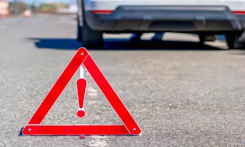 हाईवे पर भीषण हादसा, ट्रक की टक्कर से 3 युवकों की मौत