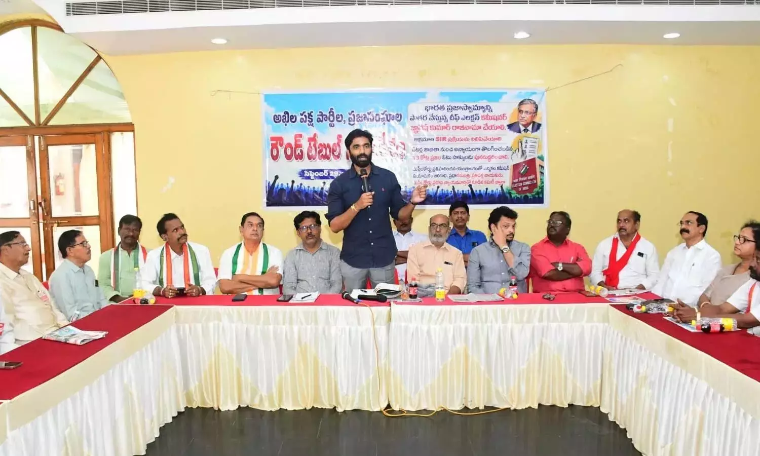 Andhra: गोलमेज सम्मेलन में सीईसी को हटाने की मांग