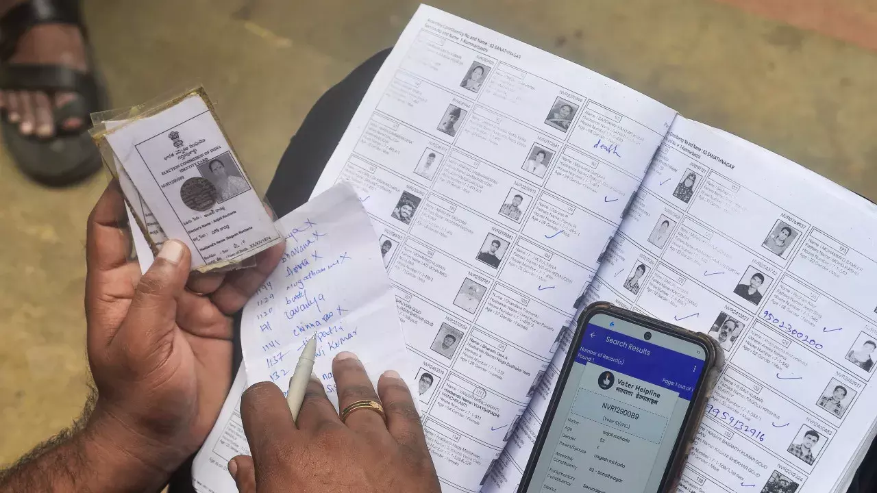 तेलंगाना: 48.88 लाख मतदाताओं को अंतिम सूची में मिली मंजूरी तेलंगाना: 48.88 लाख मतदाताओं को अंतिम सूची में मिली मंजूरी