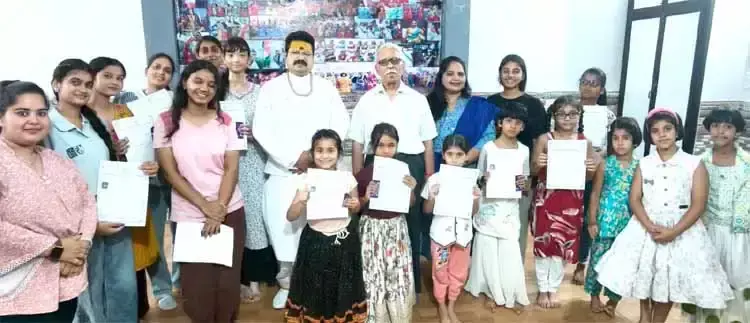 बाल नृत्य कलाकारों को सम्मानित कर बढ़ाया हौसला