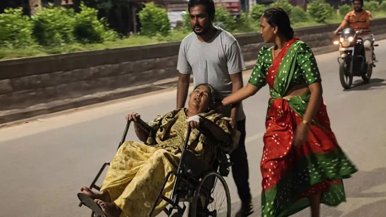 अस्पताल से परेशान होकर बेटा पहुंचा MLA आवास, व्हीलचेयर पर दिखी बीमार मां अस्पताल से परेशान होकर बेटा पहुंचा MLA आवास, व्हीलचेयर पर दिखी बीमार मां