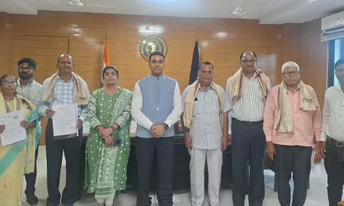 अधिवर्षिता पर सेवानिवृत्त हुए कर्मचारियों को कलेक्टर ने किया सम्मानित अधिवर्षिता पर सेवानिवृत्त हुए कर्मचारियों को कलेक्टर ने किया सम्मानित