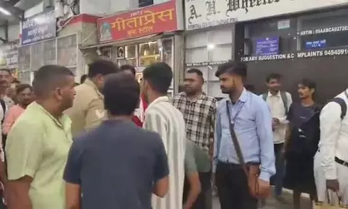 कानपुर सेंट्रल पर 5 युवक हिरासत में, नाबालिग को बिहार ले जाने का आरोप कानपुर सेंट्रल पर 5 युवक हिरासत में, नाबालिग को बिहार ले जाने का आरोप