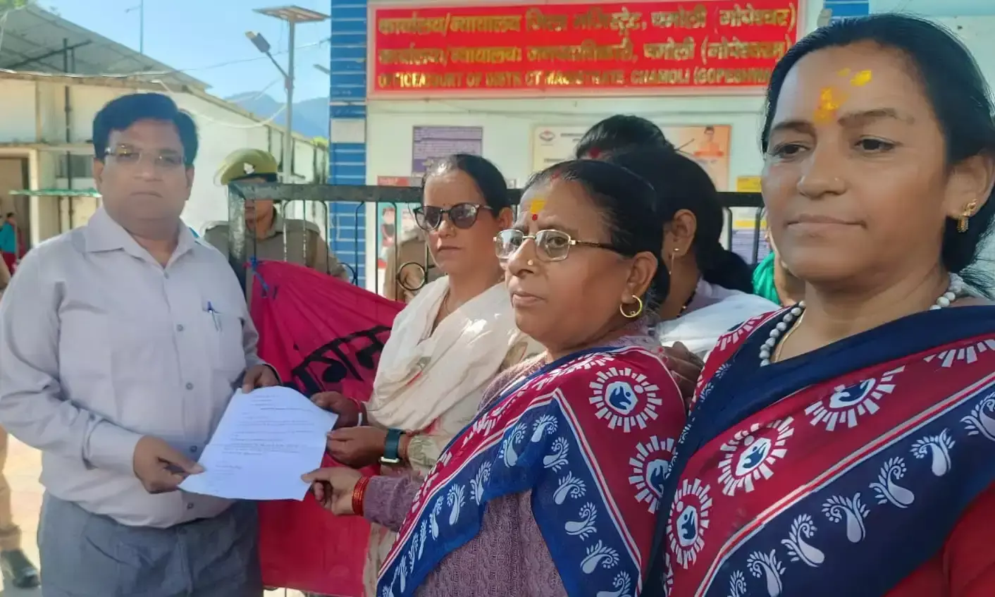मानदेय वृद्धि को लेकर आंगनबाड़ी कार्यकत्रियों ने किया विरोध प्रदर्शन