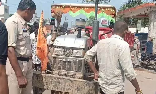 गोबरा नवापारा में ट्रैक्टर की टक्कर से स्कूटी सवार की मौत, चालक फरार