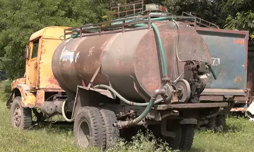 इंदौर में पानी के टैंकर की चपेट में आई छात्रा मौत इंदौर में पानी के टैंकर की चपेट में आई छात्रा मौत