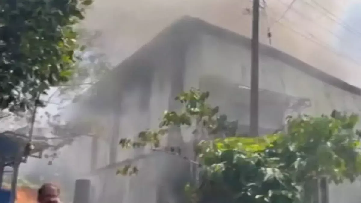 कोट्टायम में बन रही एक फैक्ट्री में आग लग गई, जिससे भारी नुकसान हुआ कोट्टायम में बन रही एक फैक्ट्री में आग लग गई, जिससे भारी नुकसान हुआ