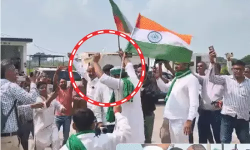 वाराणसी में टोल के विरोध में किसानों का प्रदर्शन वाराणसी में टोल के विरोध में किसानों का प्रदर्शन
