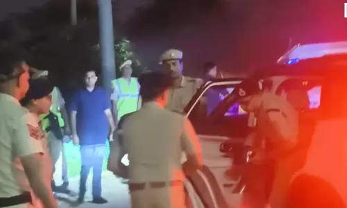 दिल्ली के लक्ष्मी नगर में पुलिस कमिश्नर अनुराग कुमार की फुट पेट्रोलिंग दिल्ली के लक्ष्मी नगर में पुलिस कमिश्नर अनुराग कुमार की फुट पेट्रोलिंग
