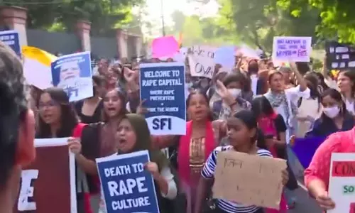 महिला सुरक्षा के मुद्दे पर SFI सड़क पर दिल्ली सचिवालय के पास प्रदर्शन महिला सुरक्षा के मुद्दे पर SFI सड़क पर दिल्ली सचिवालय के पास प्रदर्शन