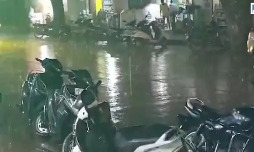 धारवाड़ में तेज बारिश से जनजीवन प्रभावित, गरज-चमक ने बढ़ाई परेशानी धारवाड़ में तेज बारिश से जनजीवन प्रभावित, गरज-चमक ने बढ़ाई परेशानी