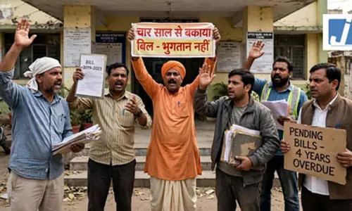 चार साल से बकाया बिल को लेकर ठेकेदारों का हंगामा, इंजीनियर के कार्यालय का घेराव चार साल से बकाया बिल को लेकर ठेकेदारों का हंगामा, इंजीनियर के कार्यालय का घेराव