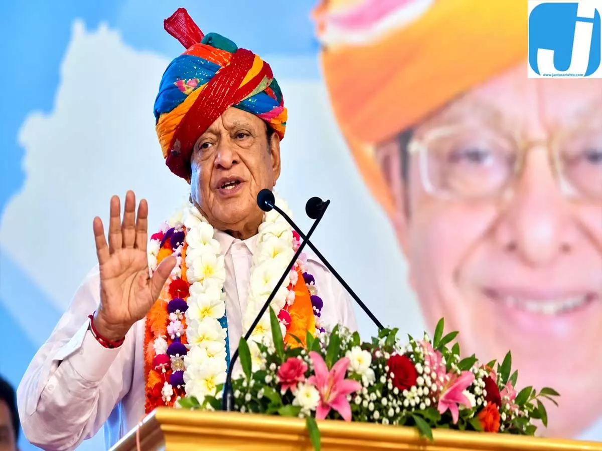 गुजरात की सियासत में हलचल, कांग्रेस में लौट सकते हैं पूर्व CM वाघेला गुजरात की सियासत में हलचल, कांग्रेस में लौट सकते हैं पूर्व CM वाघेला