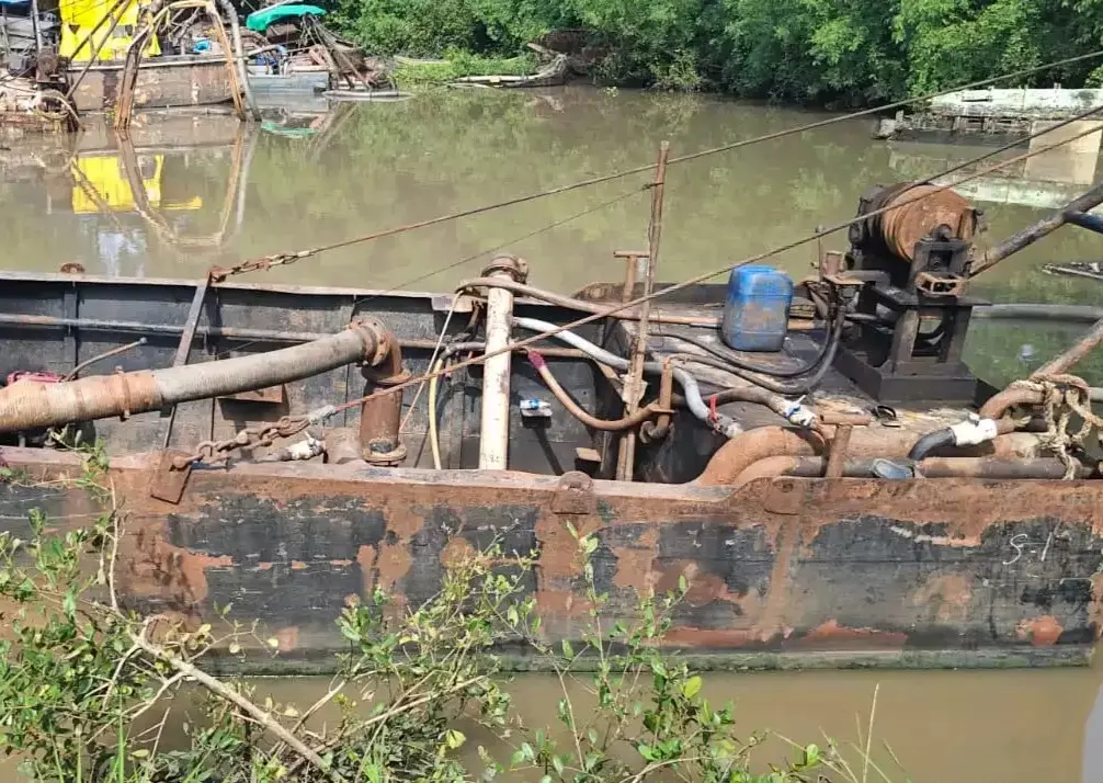 भिवंडी खाड़ी में रेत माफिया के उपकरण जब्त, 3.60 करोड़ का सामान भिवंडी खाड़ी में रेत माफिया के उपकरण जब्त, 3.60 करोड़ का सामान