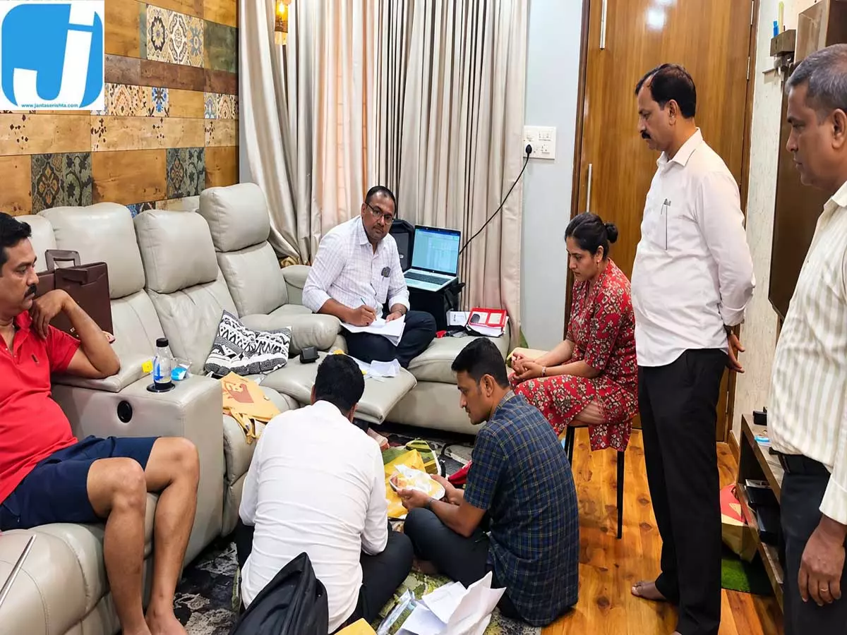 सरकारी डॉक्टर की काली कमाई पर बड़ा खुलासा, करोड़ों की संपत्ति बरामद सरकारी डॉक्टर की काली कमाई पर बड़ा खुलासा, करोड़ों की संपत्ति बरामद