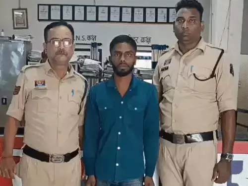 गरबा सीखने निकली युवती से रेप, ई-रिक्शा ड्राइवर गिरफ्तार गरबा सीखने निकली युवती से रेप, ई-रिक्शा ड्राइवर गिरफ्तार