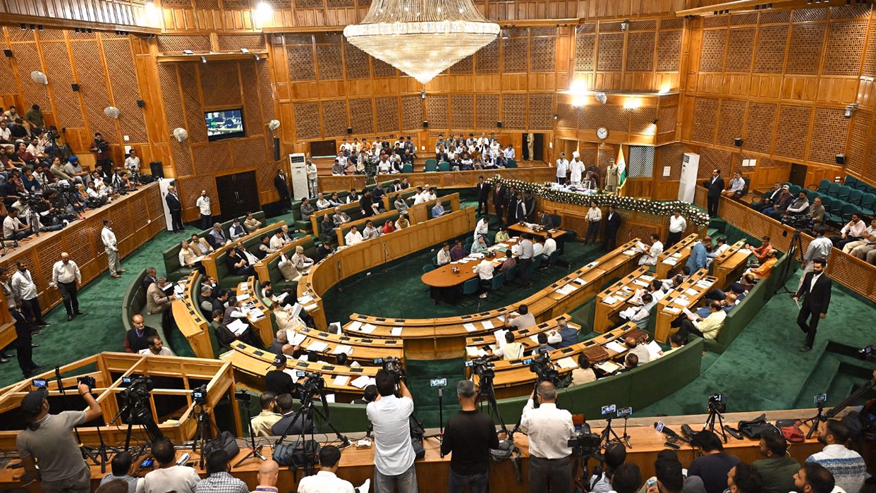 एनसी-भाजपा विधायकों के बीच सैलरी बिल पर बहस एनसी-भाजपा विधायकों के बीच सैलरी बिल पर बहस