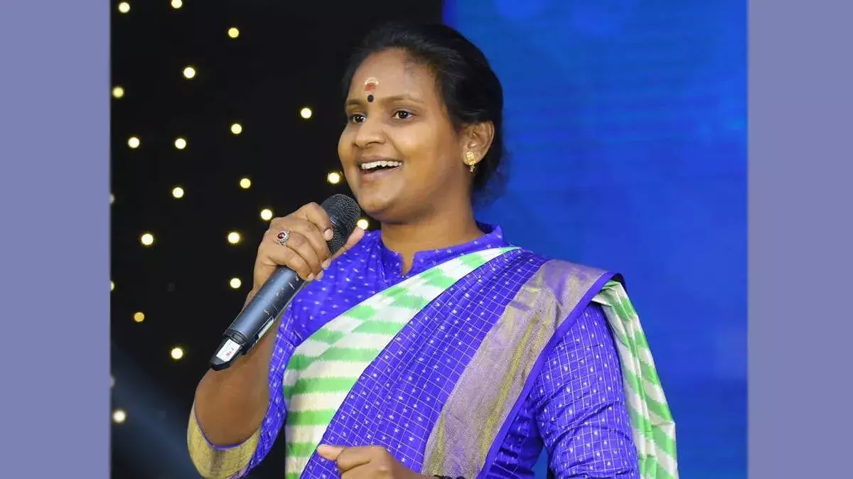 चुनाव में हार दरकिनार, मंच पर खुलकर गाती दिखीं विधायक राम्या चुनाव में हार दरकिनार, मंच पर खुलकर गाती दिखीं विधायक राम्या