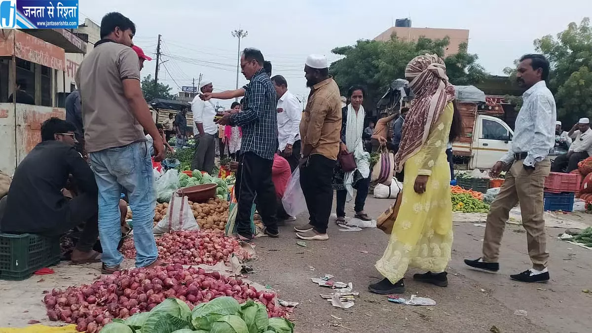 प्याज के दाम 60 रुपये किलो तक पहुंचे, नवंबर से पहले राहत के आसार कम प्याज के दाम 60 रुपये किलो तक पहुंचे, नवंबर से पहले राहत के आसार कम