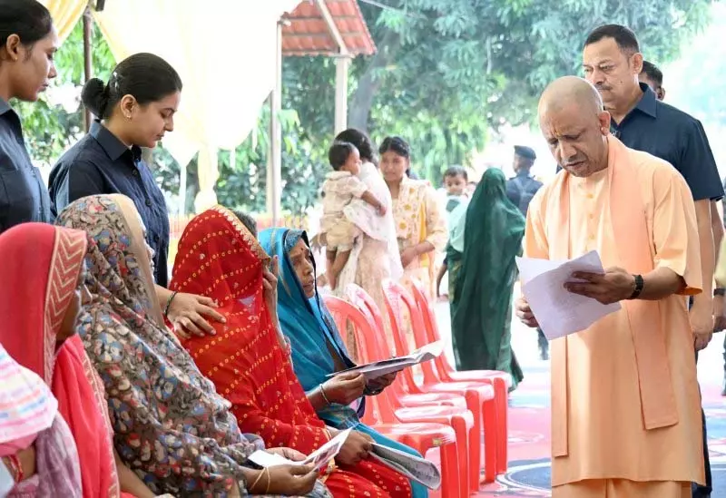 जनता दर्शन में CM योगी ने सुनी फरियाद, अधिकारियों को दिए सख्त निर्देश जनता दर्शन में CM योगी ने सुनी फरियाद, अधिकारियों को दिए सख्त निर्देश