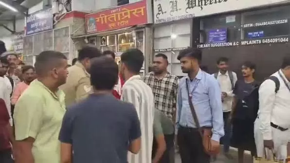 कानपुर सेंट्रल पर 5 युवक हिरासत में, नाबालिग को बिहार ले जाने का आरोप कानपुर सेंट्रल पर 5 युवक हिरासत में, नाबालिग को बिहार ले जाने का आरोप