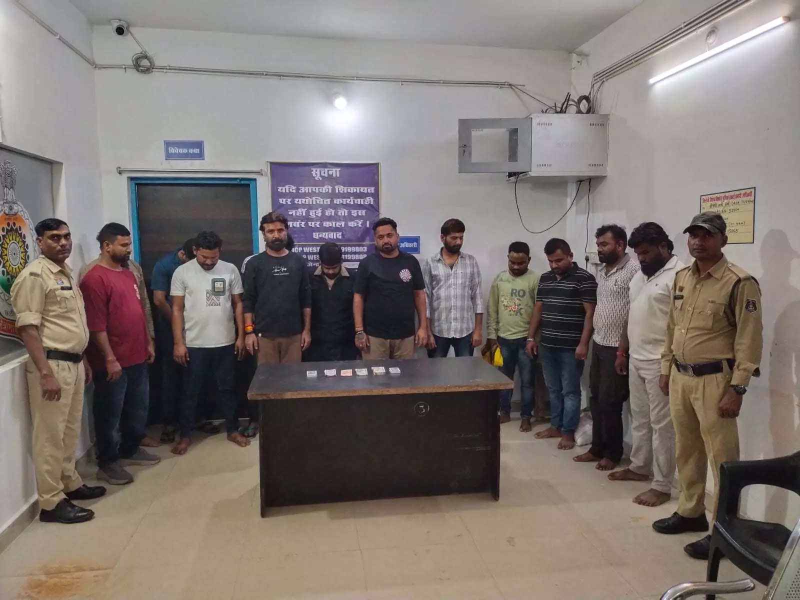दीपक कॉलोनी में जुआ फड़ पर पुलिस का छापा, 14 जुआरी गिरफ्तार दीपक कॉलोनी में जुआ फड़ पर पुलिस का छापा, 14 जुआरी गिरफ्तार