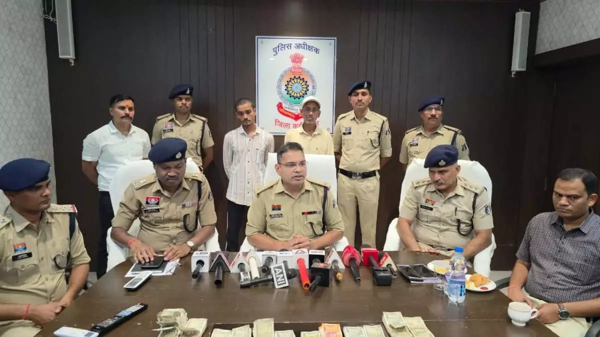कवर्धा में 12.50 लाख की चोरी का खुलासा, पिता-पुत्र गिरफ्तार कवर्धा में 12.50 लाख की चोरी का खुलासा, पिता-पुत्र गिरफ्तार
