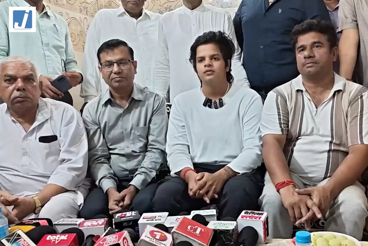 गोल्ड मेडल जीतकर रोहतक लौटीं शेफाली वर्मा, बोलीं- इससे गर्व का पल नहीं गोल्ड मेडल जीतकर रोहतक लौटीं शेफाली वर्मा, बोलीं- इससे गर्व का पल नहीं
